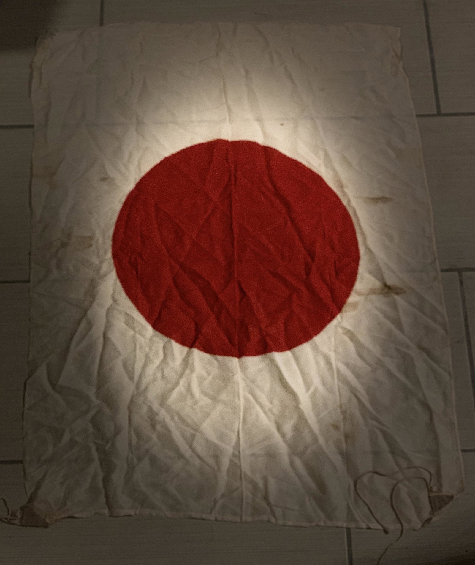 RARE WW2 IMPERIAL JAPANESE SOLDIER'S FLAG: RARE WW2 IMPERIAL JAPANESE SOLDIER'S FLAG. HERE'S A GOOD LOOKING SILK WW2 IMPERIAL JAPANESE SOLDIER'S FLAG THAT SHOWS WEAR AND BATTLE USE. THIS IS A PERFECT SIZED 3.5 FT DIAGONALLY. PLEASE VIEW ALL DE