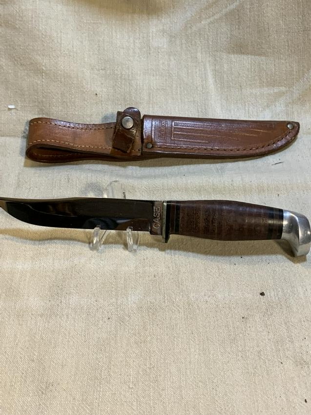 VINTAGE CASE HUNTING KNIFE W/SHEATH: VINTAGE CASE HUNTING KNIFE W/SHEATH. IN GOOD OVERALL SHAPE AND CONDITION. A GREAT FIND AND AN EXCELLENT ADDITION TO YOUR COLLECTION.