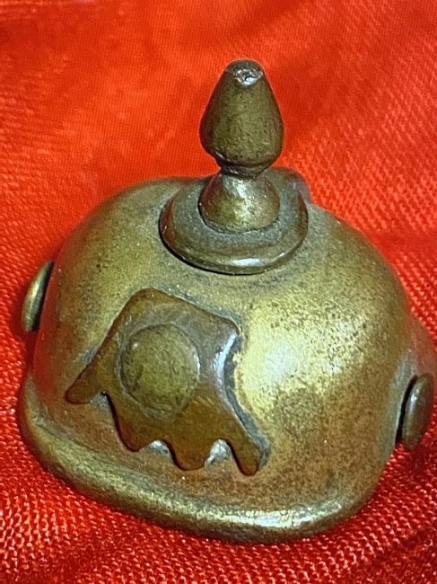 RARE MINIATURE WW1 PRUSSIAN HELMET DESK WEIGHT: RARE MINIATURE WW1 PRUSSIAN HELMET DESK WEIGHT. IN GOOD OVERALL SHAPE AND CONDITION. A GREAT FIND AND AN EXCELLENT ADDITION TO YOUR COLLECTION.