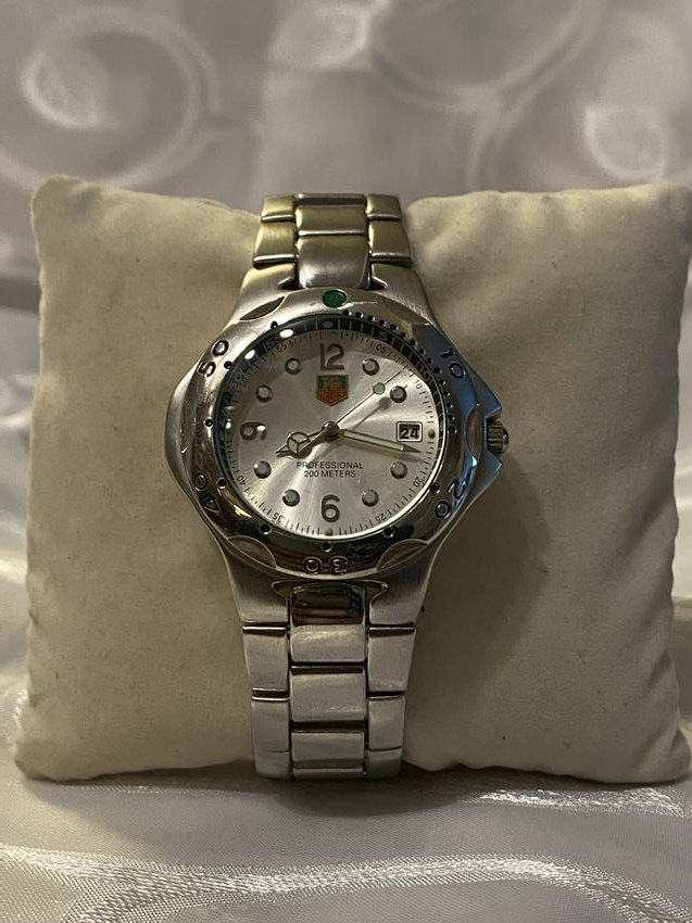 VINTAGE MENS TAG HEUER WRISTWATCH: VINTAGE MENS TAG HEUER WRISTWATCH. WATCH IS NOT AUTHENTICATED NOR DOES IT WORK. PROBABLY NEEDS A BATTERY. LOOKS ABSOLUTELY STUNNING. A GREAT FIND AND AN EXCELLENT ADDITION TO YOUR COLLECTION.