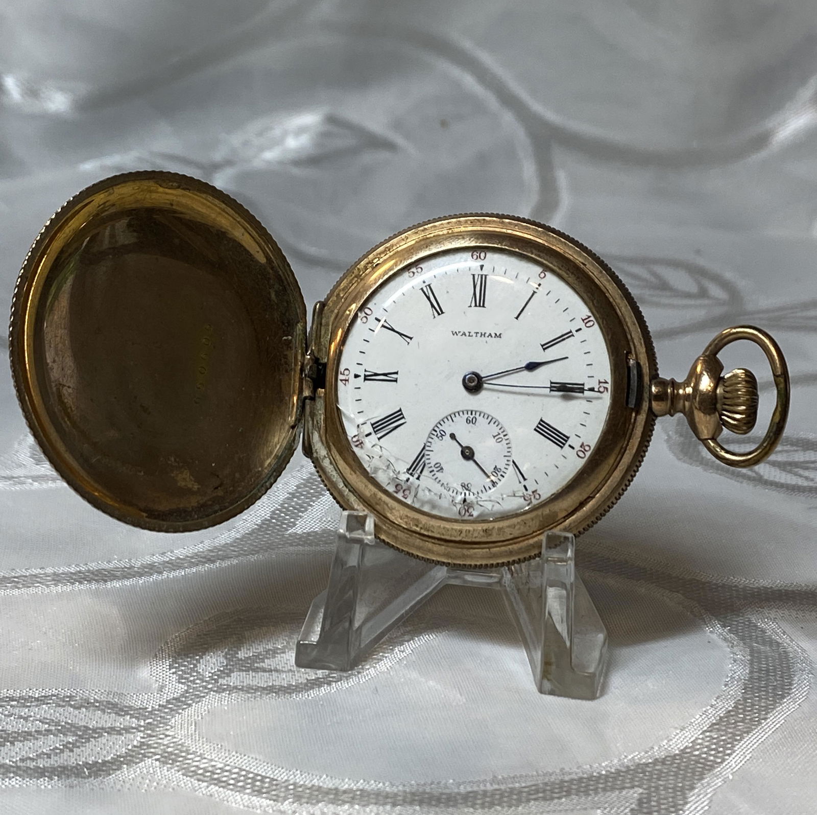 ANTIQUE MENS WALTHAM POCKET WATCH: ANTIQUE MENS WALTHAM POCKET WATCH. WATCH HAS A BROKEN FRONT GLASS ON THE EDGE ON THE FRONT - VIEW PICTURES. WATCH DID TICK AND RUN BUT WE AREN'T SURE ON THE ACCURACY ON TIME. MOST LIKELY NEEDS TO BE F