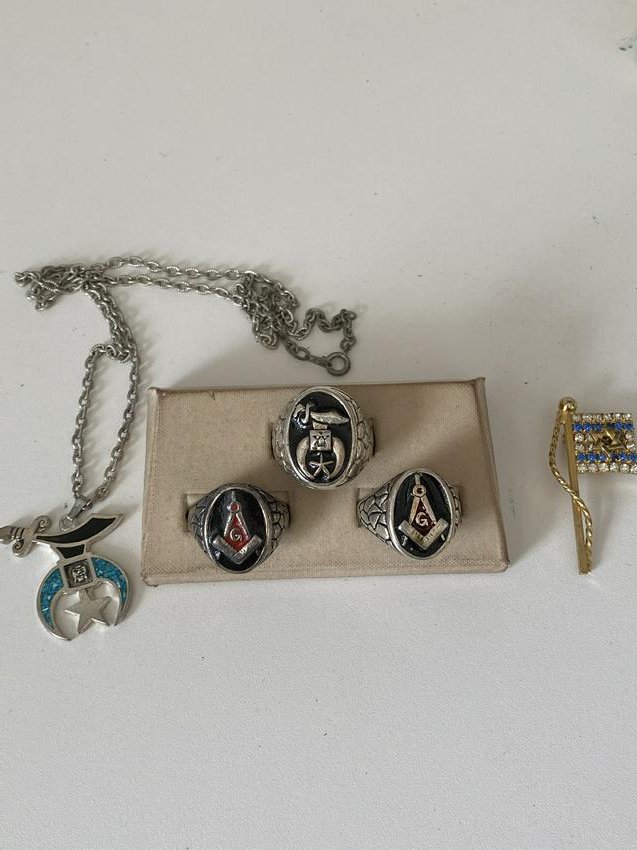 COLLECTIBLE LOT OF MASONIC SILVER RINGS, NECKLACES, (1 of 3)