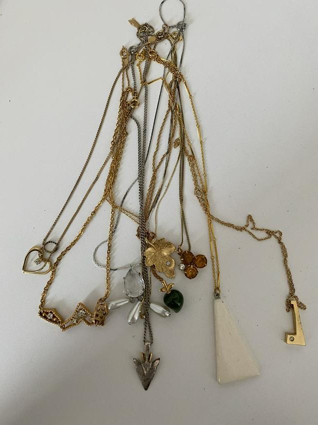HIGH GRADE LOT OF GOLD NECKLACES: HIGH GRADE LOT OF GOLD NECKLACES. PLEASE VIEW ALL PICTURES. A GREAT FIND AND AN EXCELLENT ADDITION TO YOUR COLLECTION.