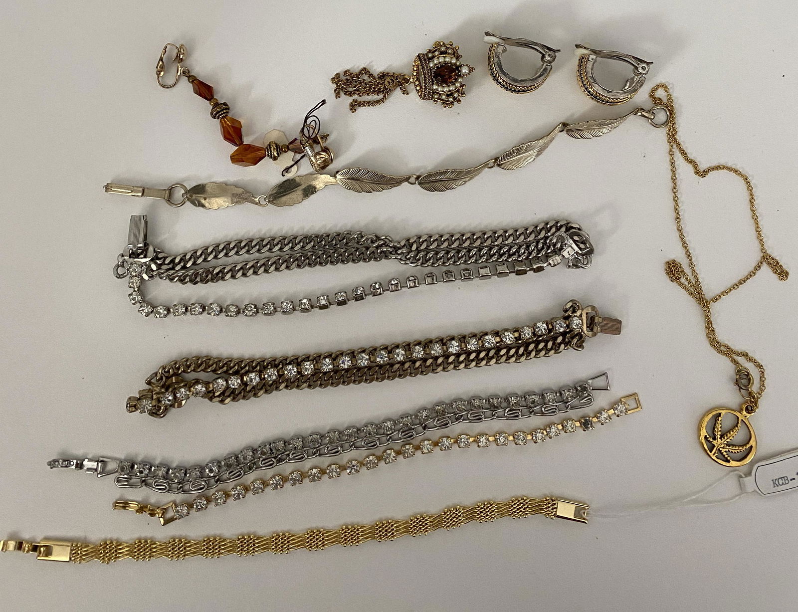 COLLECTIBLE LOT OF STERLING SILVER, GOLD, ETC. JEWELRY. (1 of 4)