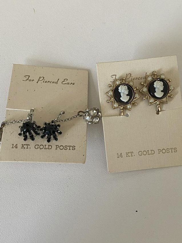 LOT OF (2) 14K GOLD POSTS EARRINGS (1 of 3)