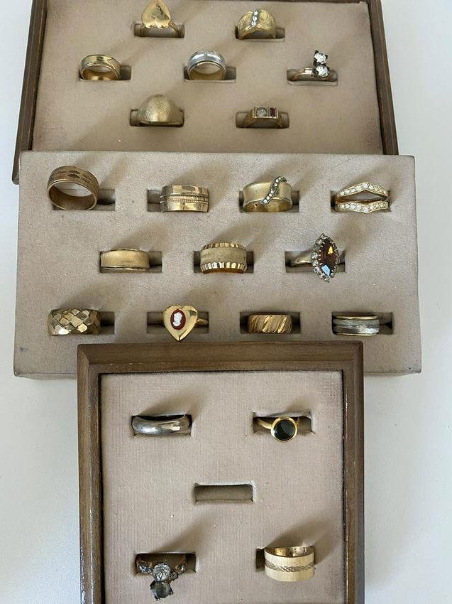 VINTAGE LOT OF (22) GOLD SILVER RINGS (1 of 4)