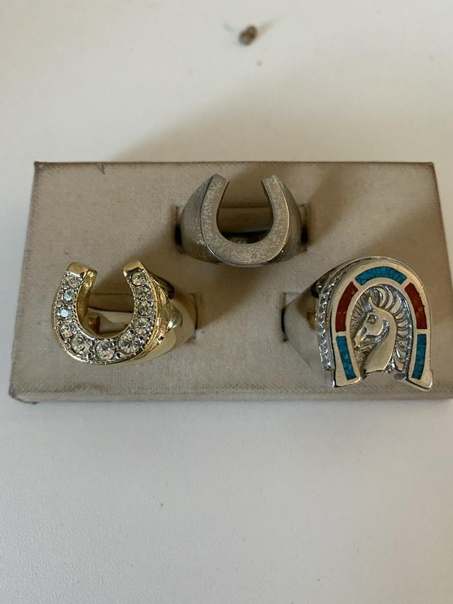 HIGH GRADE LOT OF (3) EQUISTRIAN HORSESHOE RINGS: HIGH GRADE LOT OF (3) EQUISTRIAN HORSESHOE RINGS. BEAUTIFUL SET OF GOLD AND SILVER RINGS. A GREAT FIND AND AN EXCELLENT ADDITION TO YOUR COLLECTION.
