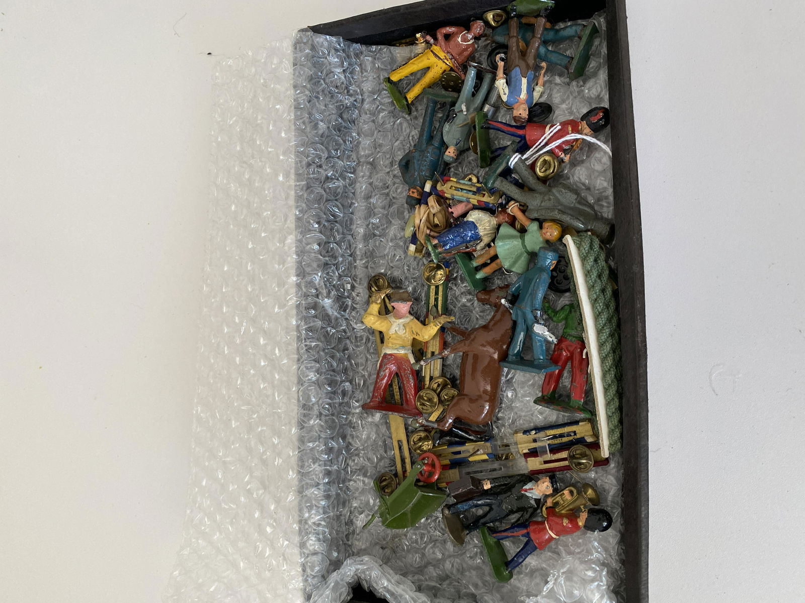 COLLECTION LOT OF VINTAGE CAST IRON TOY FIGURINES (1 of 3)