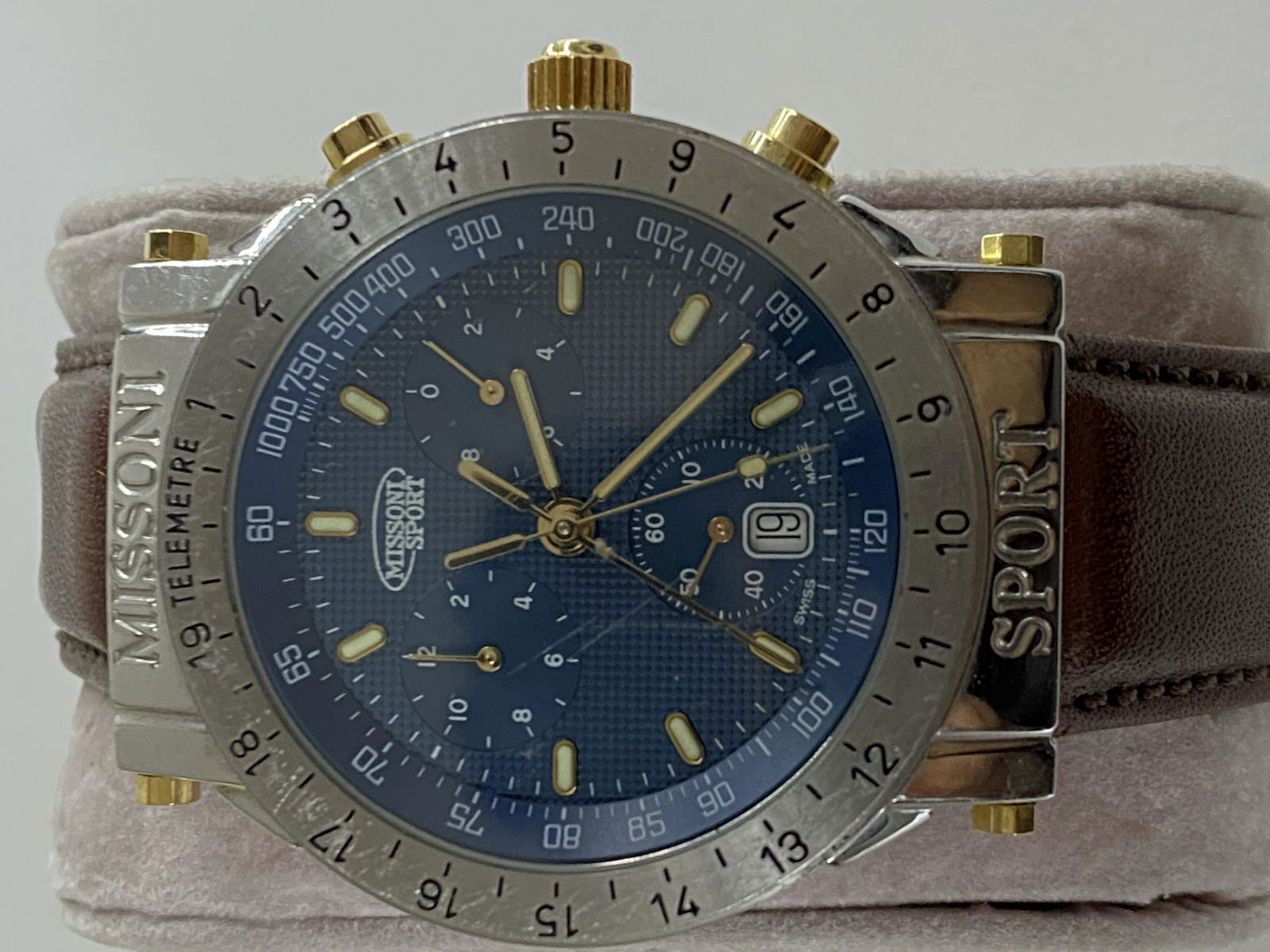VINTAGE MISSONI SPORT CHRONOGRAPH WATCH: VINTAGE MISSONI SPORT CHRONOGRAPH WATCH. A GREAT FIND AND AN EXCELLENT ADDITION TO YOUR COLLECTION.