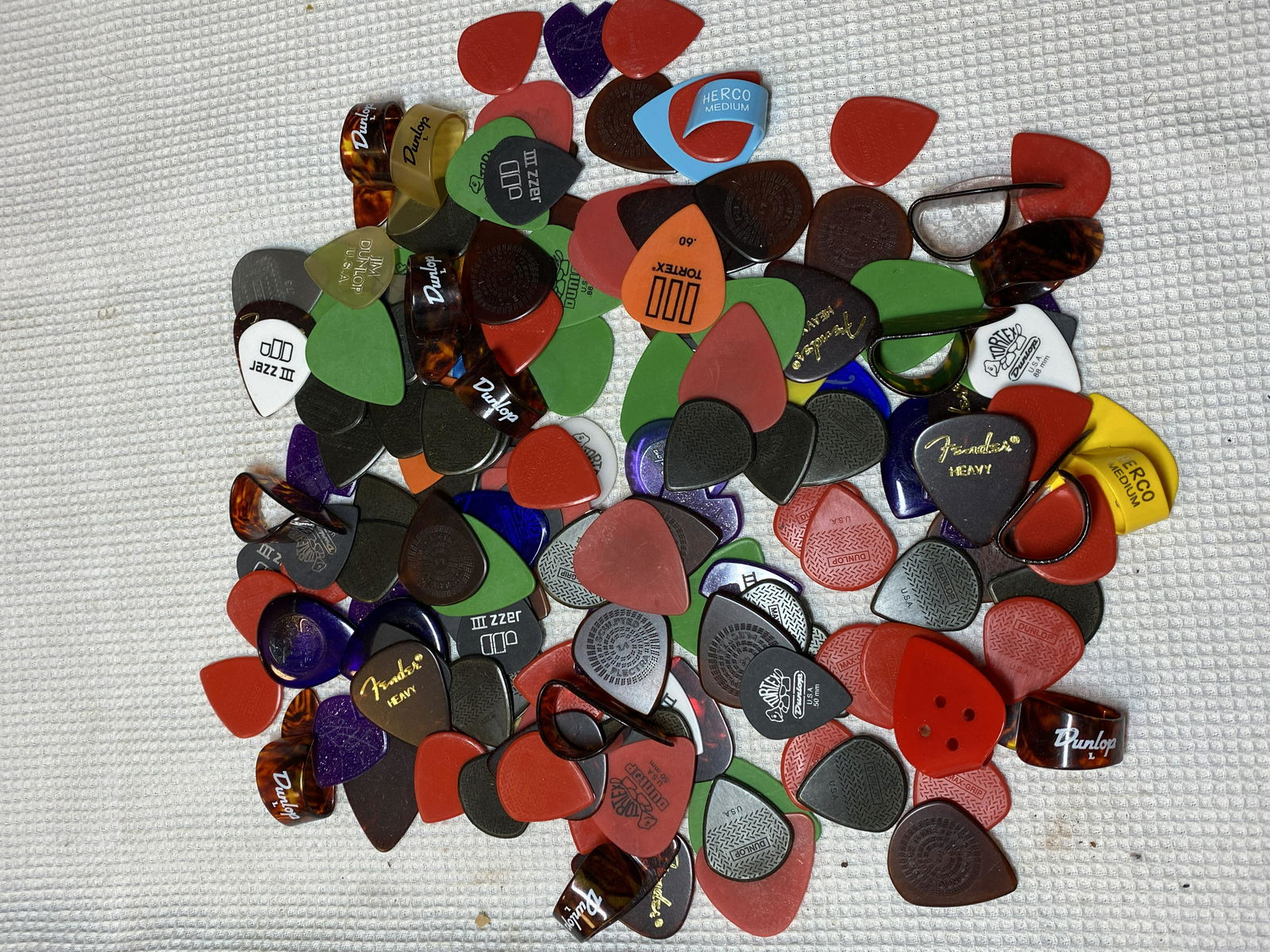 VINTAGE COLLECTION LOT OF GUITAR PICKS (1 of 3)
