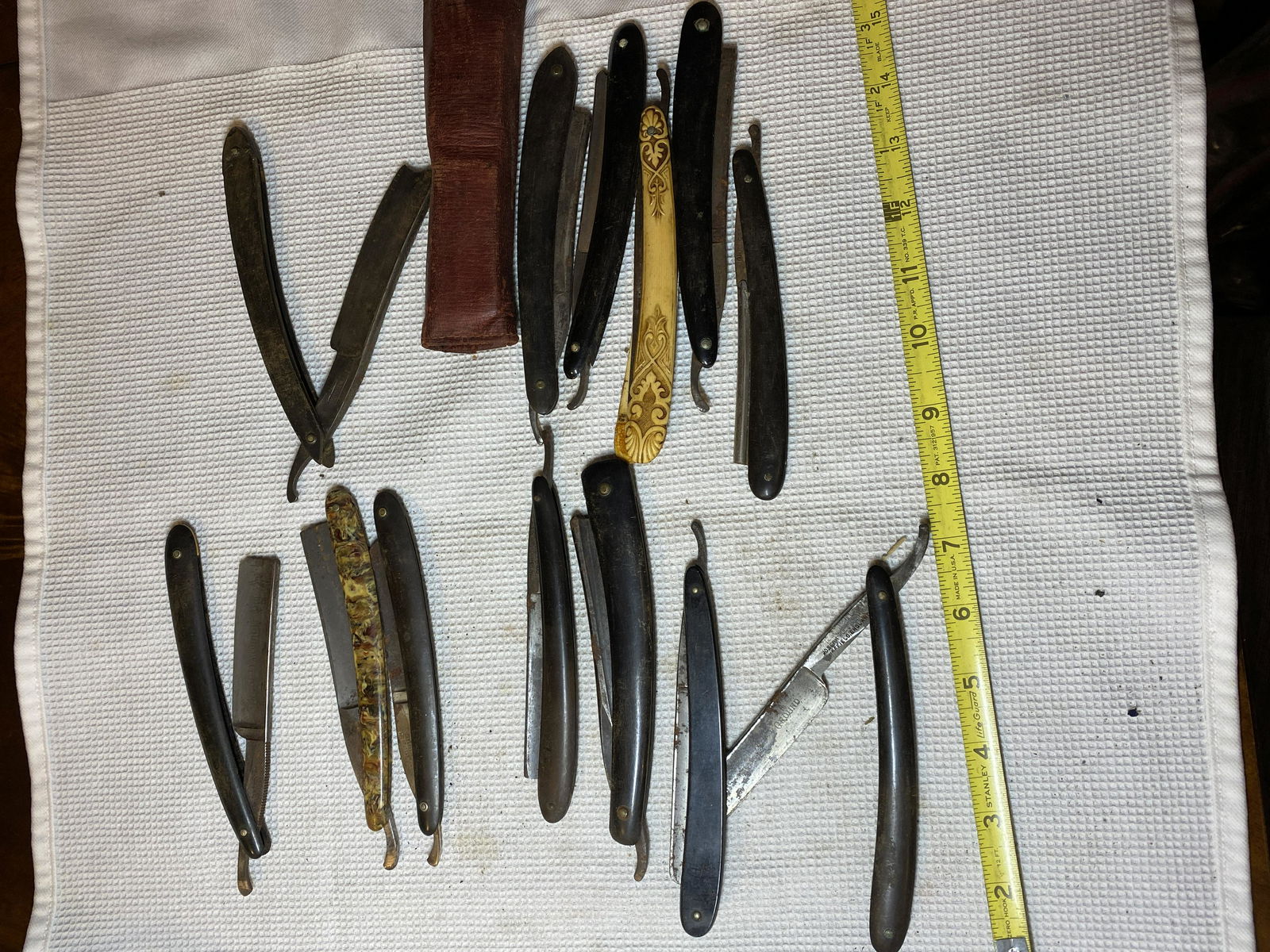 HUGE COLLECTION OF ANTIQUE RAZORS (1 of 4)
