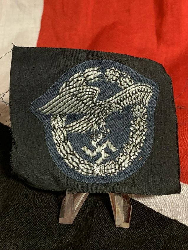 WW2 GERMAN NAZI LUFTWAFFE OFFICERS SLEEVE PATCH: WW2 GERMAN NAZI LUFTWAFFE OFFICERS SLEEVE PATCH. IN EXCELELNT OVERALL SHAPE AND CONDITION WITH A BEAUTIFUL OVERALL PATINA. A GREAT FIND AND AN EXCELLENT ADDITION TO YOUR COLLECTION.
