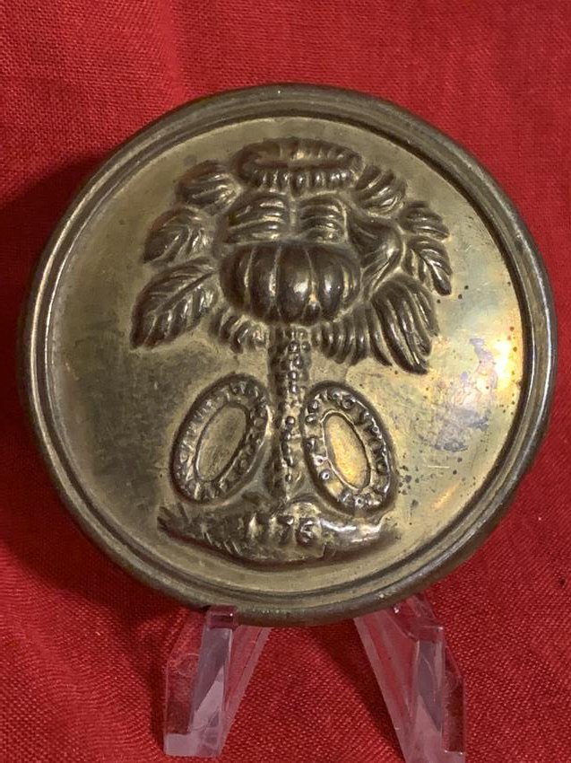 RARE EARLY CIVIL WAR CONFEDERATE S.C PALMETTO BOX PLATE: RARE EARLY CIVIL WAR CONFEDERATE S.C PALMETTO BOX PLATE. IN EXCELLENT OVERALL SHAPE AND CONDITION WITH A BEAUTIFUL OVERALL PATINA. PLEASE VIEW ALL DETAILED PICTURES. A GREAT FIND AND AN EXCELLENT ADDI