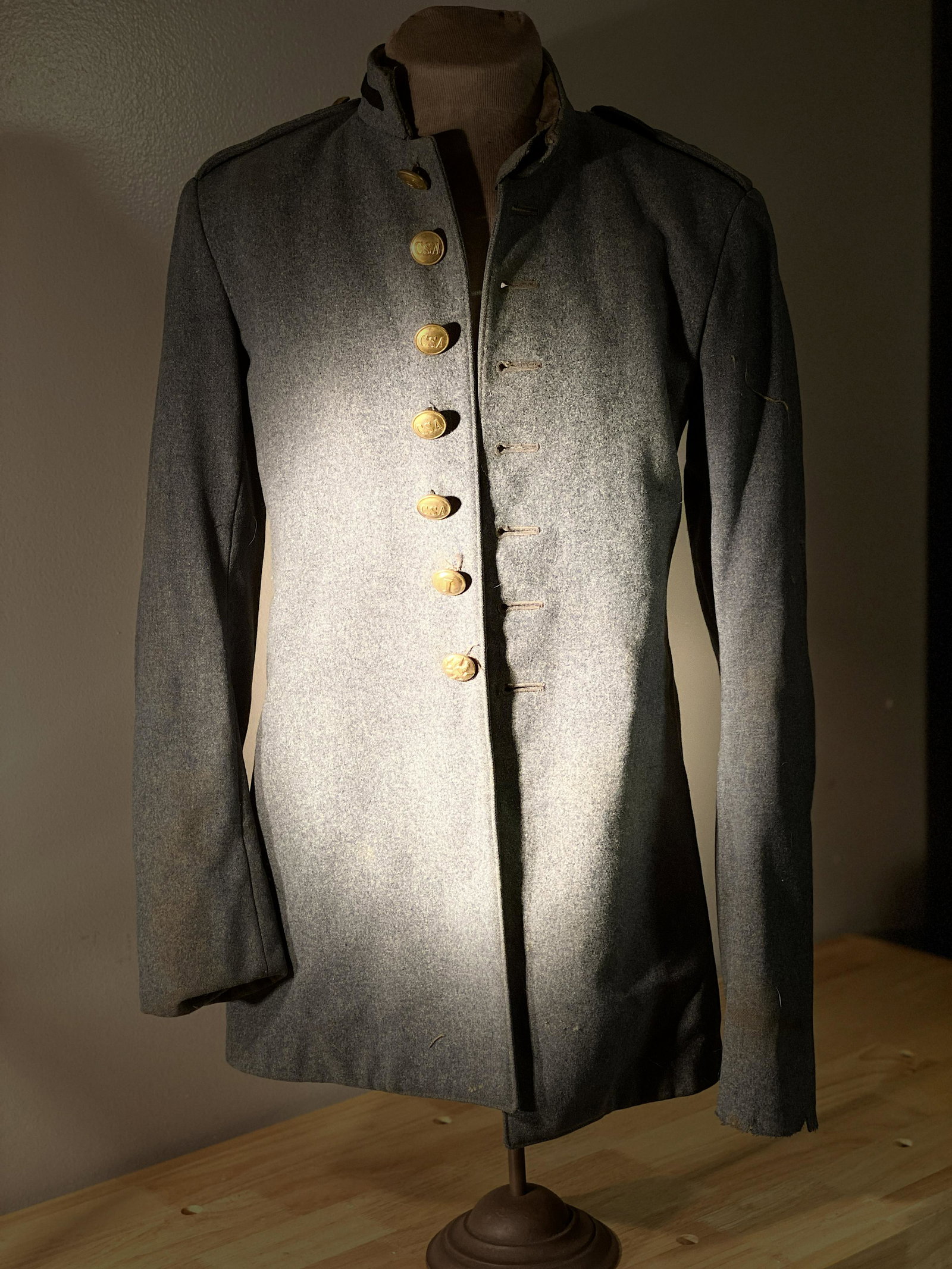 OLD CIVIL WAR CSA OFFICERS CONFEDERATE JACKET WITH: OLD CIVIL WAR CSA OFFICERS CONFEDERATE JACKET WITH HEAVY WEAR AND TEAR. SHOWS SIGNS OF HEAVY USE - PLEASE VIEW PICTURES. WAS FOUND IN THE ATTIC OF AN ESTATE CLEANOUT. PLEASE VIEW ALL DETAILED PICTURES