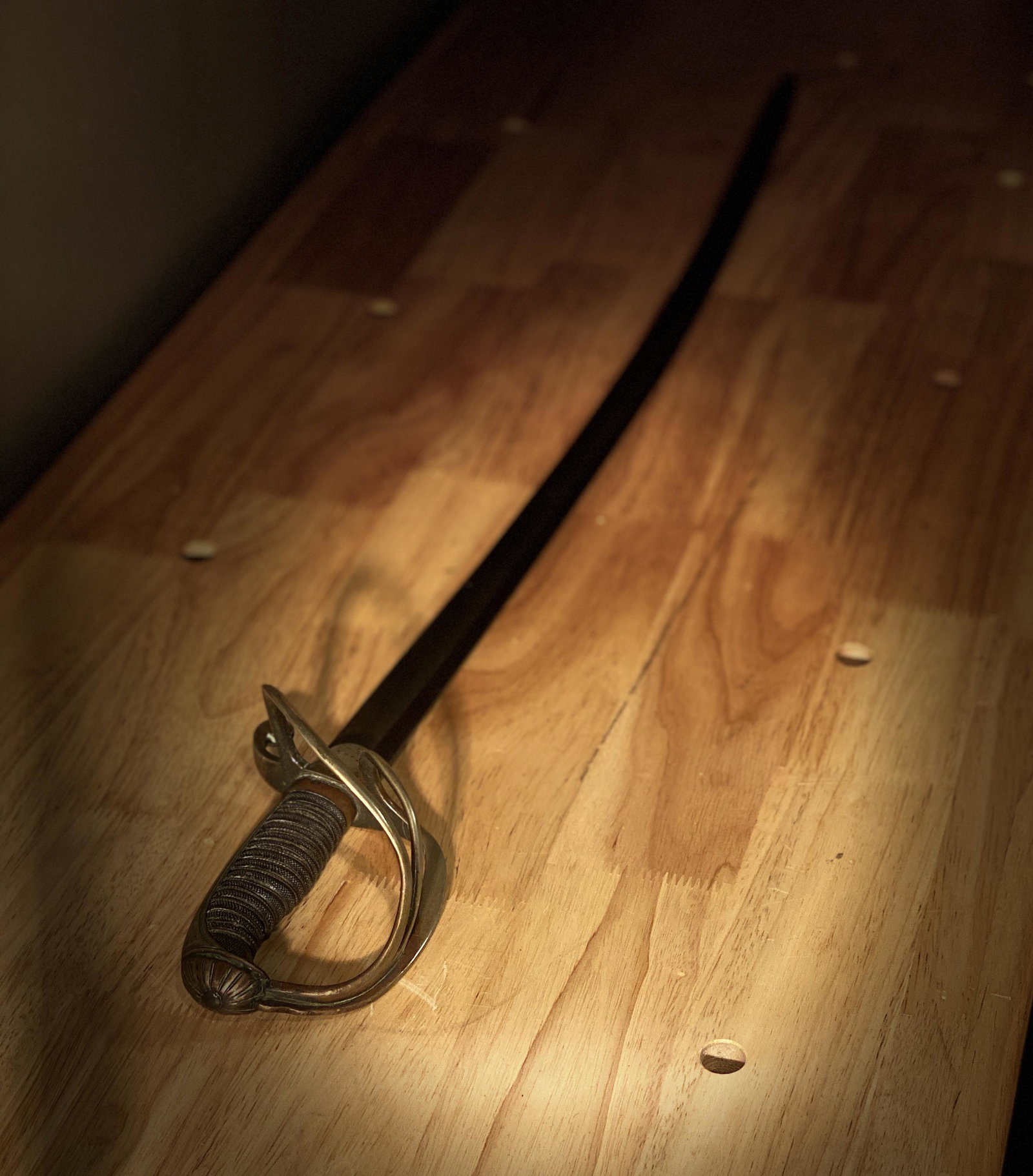 RARE CIVIL WAR CONFEDERATE OFFICERS SWORD: RARE CIVIL WAR CONFEDERATE OFFICERS SWORD. THIS SWORD IS IN MINT OVERALL SHAPE AND CONDITION WITH A BEAUTIFUL OVERALL PATINA. HAS A GREAT LOOK TO IT WITH EXCELLENT OVERALL EYE APPEAL. PLEASE VIEW ALL 