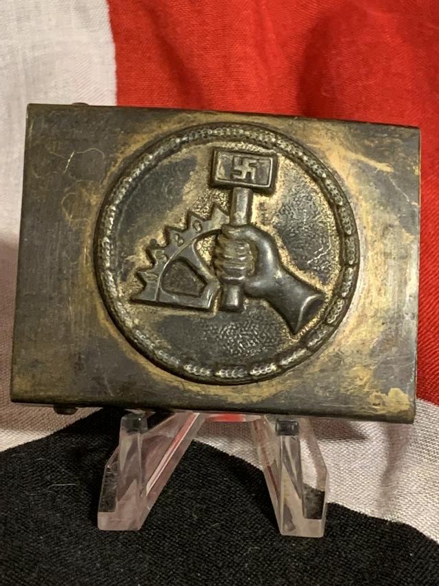 WW2 GERMAN LABOR CLASS LEADERS BELT BUCKLE: WW2 GERMAN LABOR CLASS LEADERS BELT BUCKLE. IN GOOD OVERALL SHAPE AND CONDITION WITH A BEAUTIFUL OVERALL PATINA. PLEASE VIEW ALL DETAILED PICTURES. THIS BUCKLE IS VERY WELL USED SHOWCASING WEAR AND TE