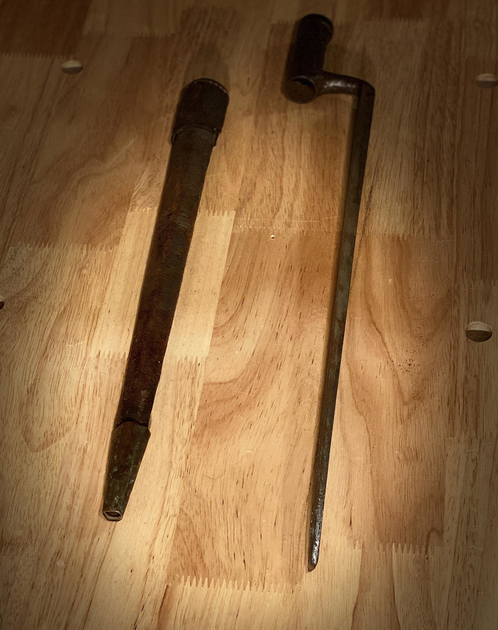 SCARCE CIVIL WAR CONFEDERATE BAYONET W/SCABBARD: SCARCE CIVIL WAR CONFEDERATE BAYONET W/SCABBARD. IN EXCELLENT OVERALL SHAPE AND CONDITION WITH A BEAUTIFUL OVERALL PATINA. HAS A GREAT LOOK TO IT WITH AN EXCELLENT OVERALL EYE APPEAL. PLEASE VIEW ALL 