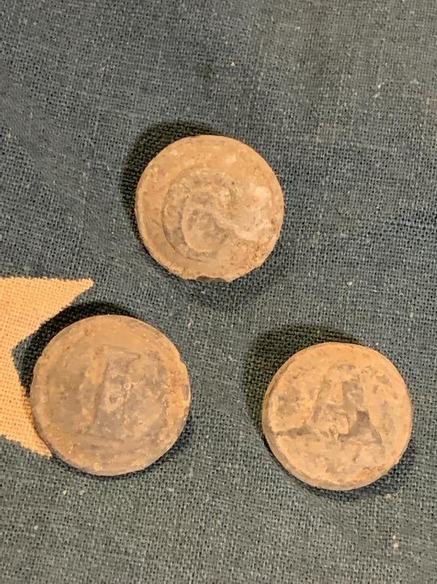 COLLECTION OF (3) CIVIL WAR CONFEDERATE CAST IRON: COLLECTION OF (3) CIVIL WAR CONFEDERATE CAST IRON BUTTONS. ALL ARE IN DUG SHAPE AND CONDITION. THE BUTTONS INCLUDE: CONFEDERATE, INFANTRY, & ARTILLERY BUTTONS. A GREAT FIND AND AN EXCELLENT ADDITION T