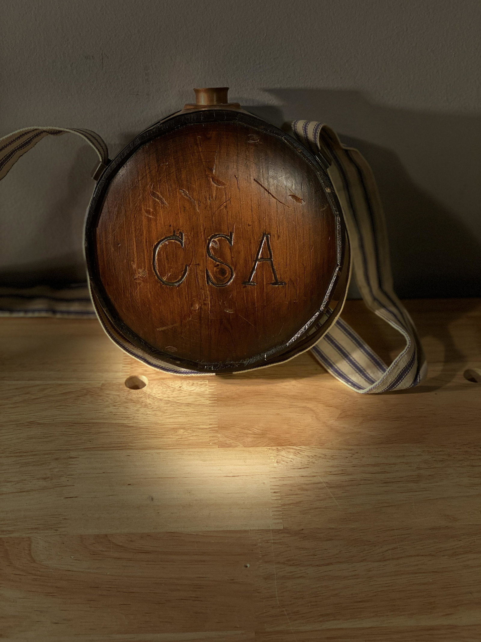 SCARCE CIVIL WAR C.S.A. CONFEDERATE CANTEEN W/ CANVAS: SCARCE CIVIL WAR C.S.A. CONFEDERATE CANTEEN W/ CANVAS SLING. IN EXCELLENT SHAPE AND OVERALL CONDITION, SHOWCASING A BEAUTIFUL OVERALL PATINA. THIS CANTEEN HAS A GREAT LOOK TO IT WITH EXCELLENT OVERALL