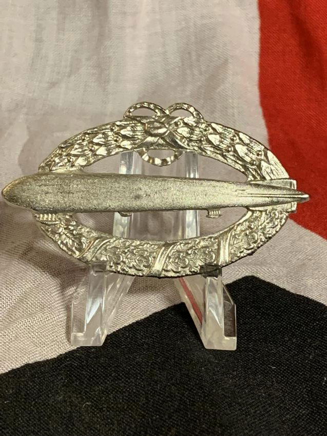 WW1 GERMAN LED ZEPPELIN BADGE: WW1 GERMAN LED ZEPPELIN BADGE. IN GOOD OVERALL SHAPE AND CONDITION WITH A BEAUTIFUL OVERALL PATINA. THESE WERE WORN BY GERMANY'S ZEPPELIN CREWS DURING THE FIRST WORLD WAR. A GREAT DISPLAY TO ADD IN YO