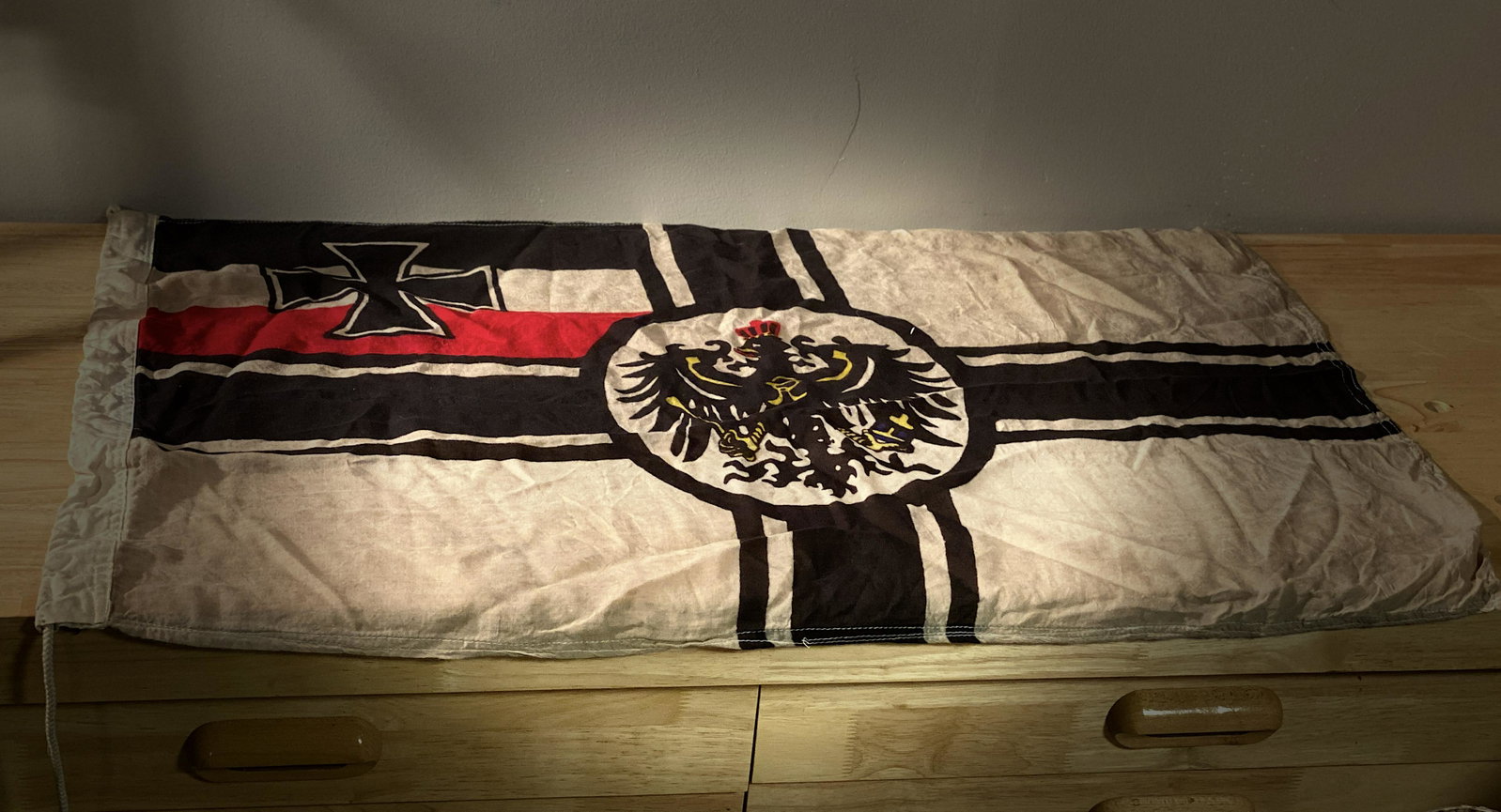 RARE WW1 IMPERIAL GERMAN FLAG: RARE WW1 IMPERIAL GERMAN FLAG. IN MINT OVERALL SHAPE AND CONDITION WITH A BEAUTIFUL OVERALL PATINA. IT IS IN MINT OVERALL SHAPE AND CONDITION WITH A BEAUTIFUL OVERALL PATINA. THIS FLAG IS APPROX. 3 FT