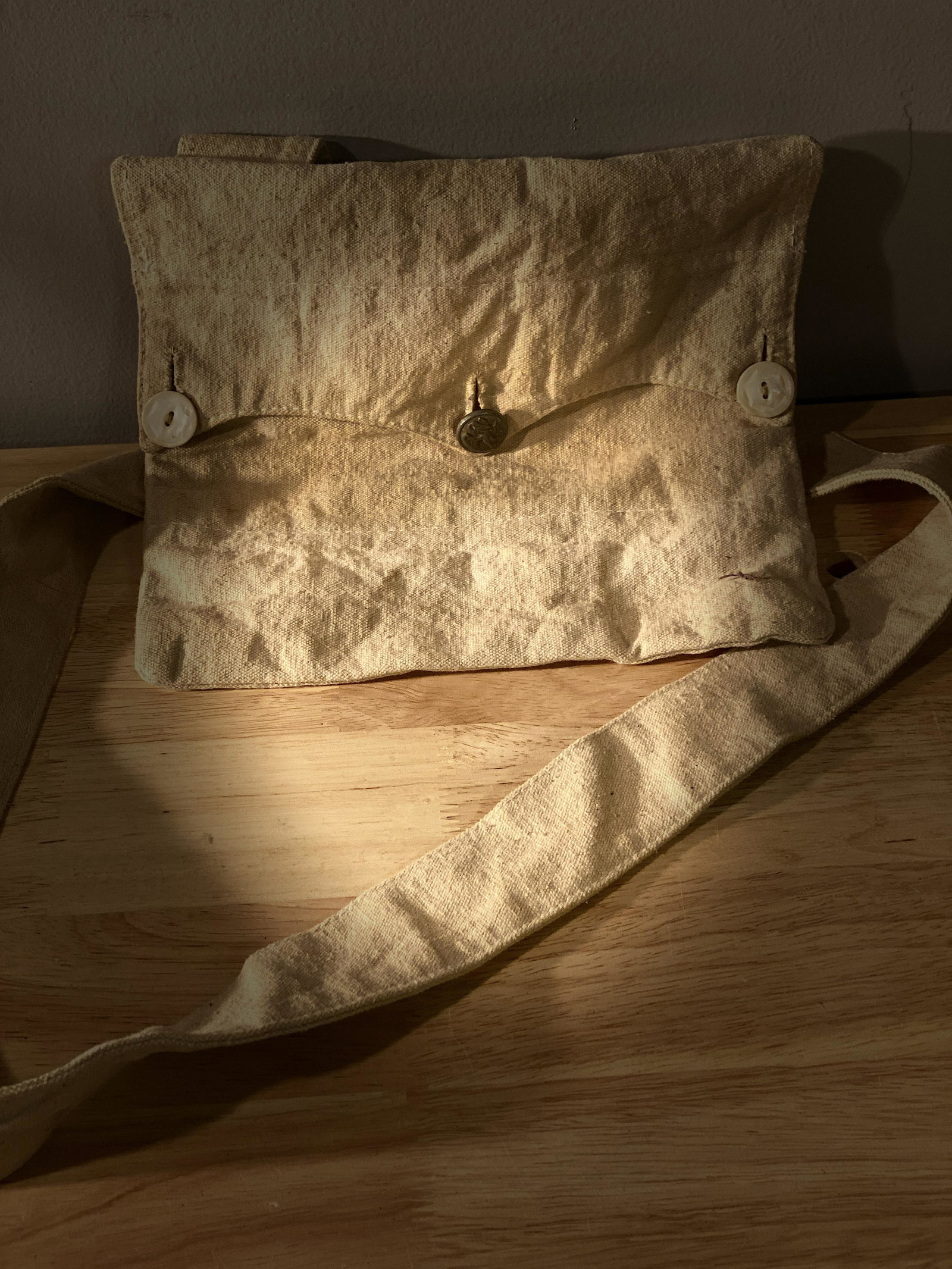 CIVIL WAR CONFEDERATE CSA LOUISIANA CANVAS HAVERSACK: CIVIL WAR CONFEDERATE CSA LOUISIANA CANVAS HAVERSACK. THIS CONFEDERATE CANVAS IS IN GREAT OVERALL SHJAPE AND CONDITION WITH A BEAUTIFUL OVERALL PATINA. HAS THE CAST IRON CONFEDERATE LOUISIANA BUTTON O
