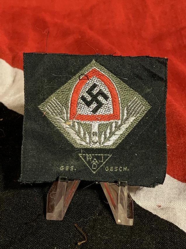 WW2 GERMAN NAZI LABOR CLASS SLEEVE PATCH W/MAKER MARKS: WW2 GERMAN NAZI LABOR CLASS SLEEVE PATCH W/MAKER MARKS. IN GOOD OVERALL SHAPE AND CONDITION WITH A BEAUTIFUL OVERALL PATINA. COMES FROM A WW2 GERMAN COLLECTION. HAS THE MAKER MARKS ON THE BOTTOM - VIE