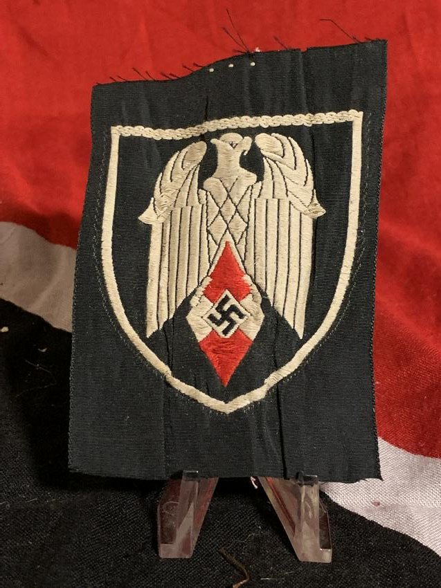 WW2 GERMAN NAZI HITLER YOUTH SLEEVE PATCH: WW2 GERMAN NAZI HITLER YOUTH SLEEVE PATCH. IN EXCELLENT OVERALL SHAPE AND CONDITION WITH A BEAUTIFUL OVERALL PATINA. PLEASE VIEW ALL DETAILED PICTURES. A GREAT FIND AND AN EXCELLENT ADDITION TO YOUR C