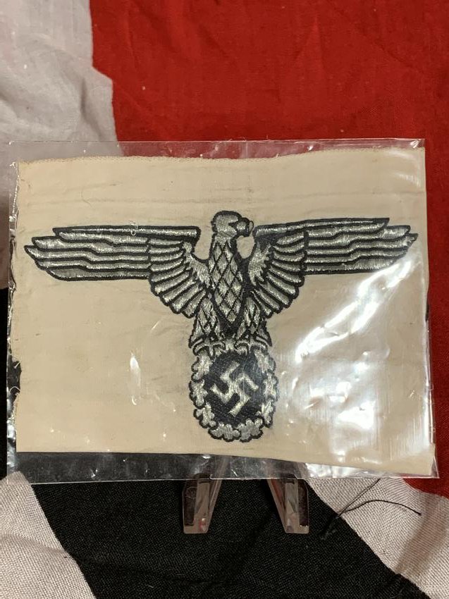 WW2 GERMAN NAZI WAFFEN SS SLEEVE EAGLE PATCH: WW2 GERMAN NAZI WAFFEN SS SLEEVE EAGLE PATCH. IN EXCELLENT OVERALL SHAPE AND CONDITION WITH A BEAUTIFUL OVERALL PATINA. A GREAT FIND AND AN EXCELLENT ADDITION TO YOUR COLLECTION.
