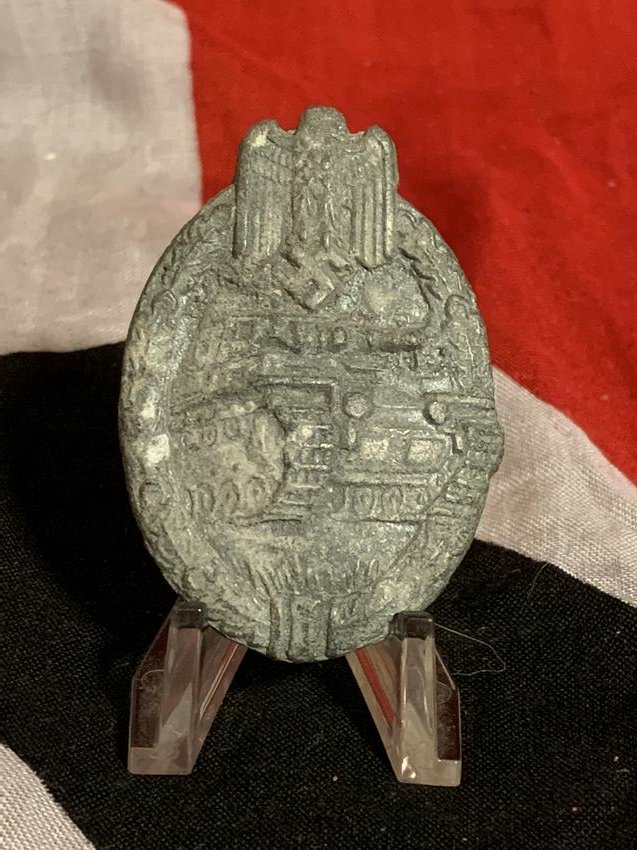 WW2 GERMAN PANZER ASSAULT TANK BADGE IN SILVER: WW2 GERMAN PANZER ASSAULT TANK BADGE IN SILVER. IN GOOD OVERALL SHAPE AND CONDITION WITH A BEAUTIFUL OVERALL PATINA. PLEASE VIEW ALL DETAILED PICTURES. A GREAT FIND AND AN EXCELLENT ADDITION TO YOUR C