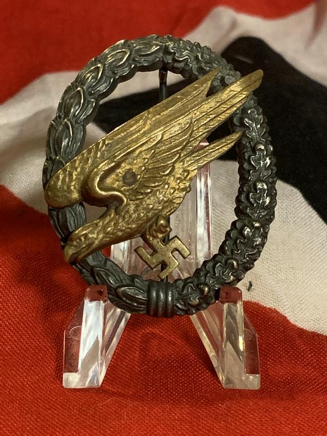 WW2 GERMAN FALLSCHIRMJAGER PARATROOPER BADGE: WW2 GERMAN FALLSCHIRMJAGER PARATROOPER BADGE. HAS MAKER MARKS ON THE BACK - PLEASE VIEW PICTURES. IN MINT OVERALL SHAPE AND CONDITION WITH A BEAUTIFUL OVERALL PATINA. A VERY RARE AND SCARCE FIND AND A