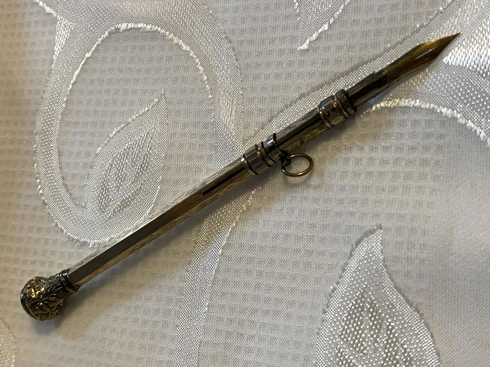 ANTIQUE VICTORIAN GOLD PEN W/RUBY STONE: ANTIQUE VICTORIAN GOLD PEN W/RUBY STONE INLAID ON THE TOP OF THE PEN. A GREAT ADDITION TO A PEN COLLECTION.