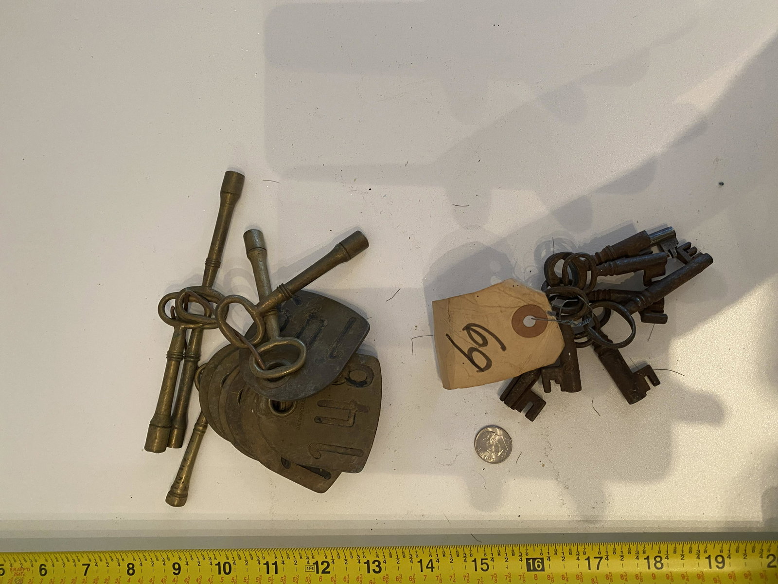 VINTAGE LOT OF ANTIQUE KEYS AND TAGS: VINTAGE LOT OF ANTIQUE KEYS AND TAGS. PLEASE VIEW ALL DETAILED PICTURES.