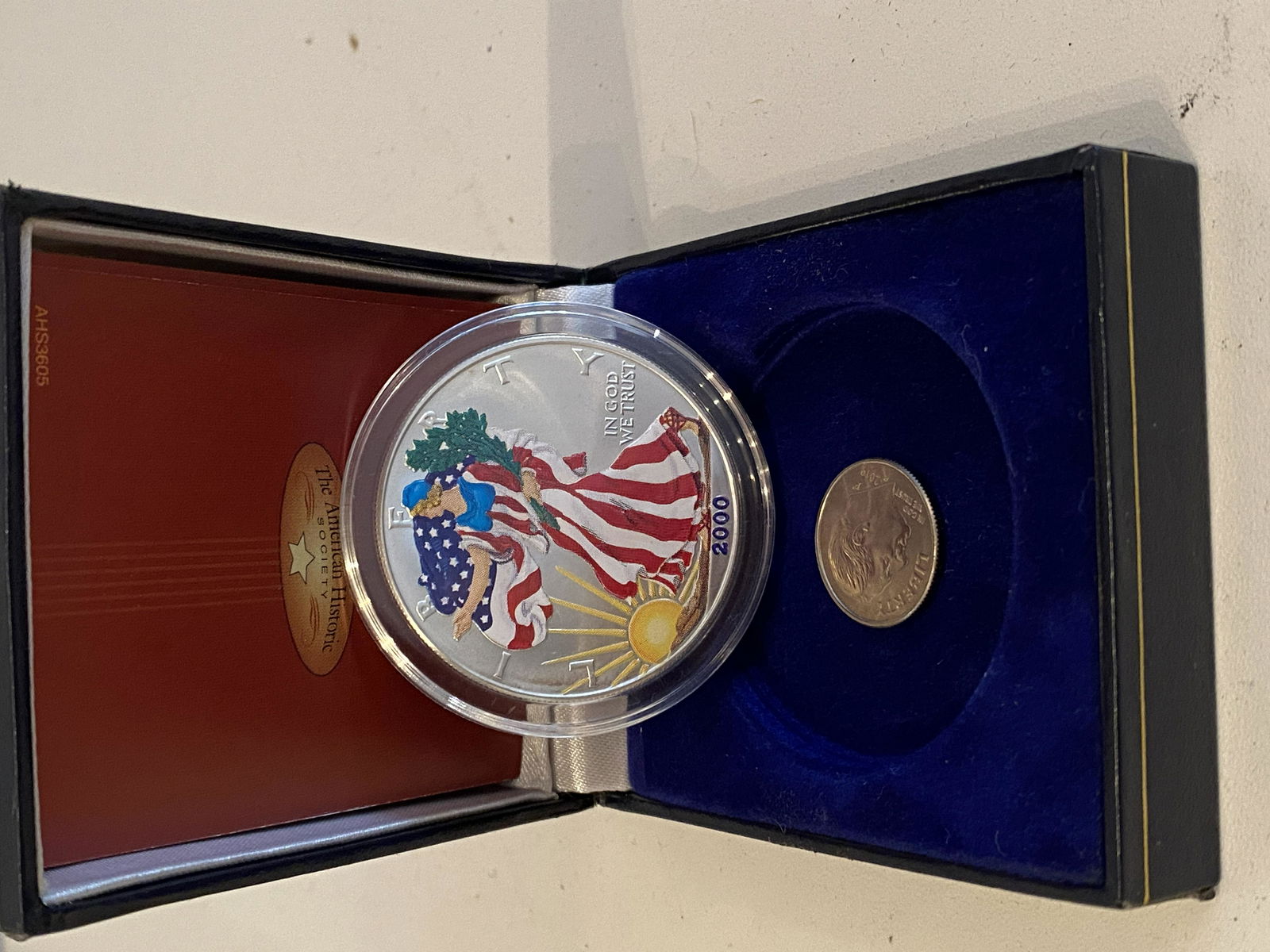 2000 CAMEO PAINTED SILVER WALKING LIBERTY DOLLAR IN (1 of 3)