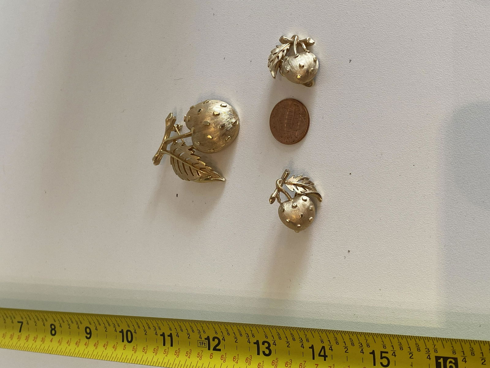 TRIFARI COLLECTION OF BROOCH AND EARRINGS: TRIFARI COLLECTION OF BROOCH AND EARRINGS. A GREAT LOT TO ADD TO YOUR COLLECTION.