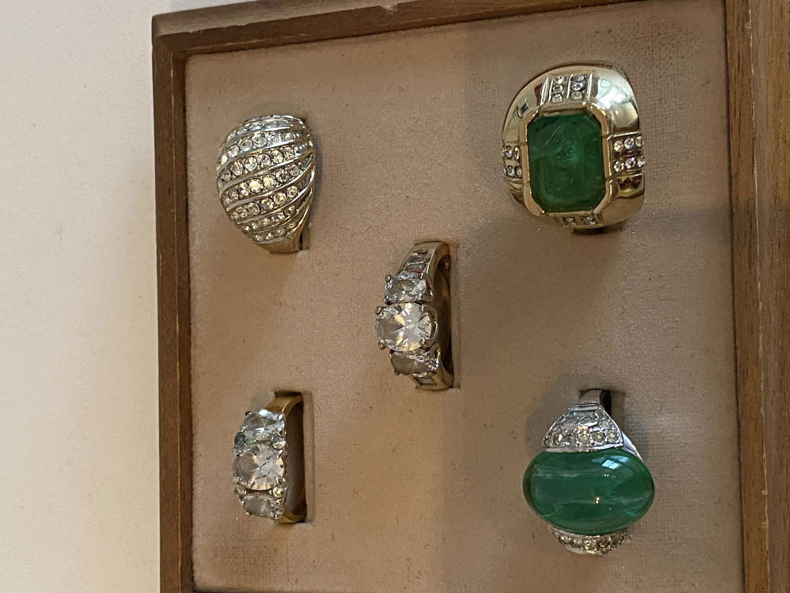 HIGH GRADE LOT OF (5) SILVER/GOLD RINGS: HIGH GRADE LOT OF (5) SILVER/GOLD RINGS. PLEASE VIEW ALL DETAILED PICTURES. A GREAT FIND AND AN EXCELLENT ADDITION TO YOUR COLLECTION.