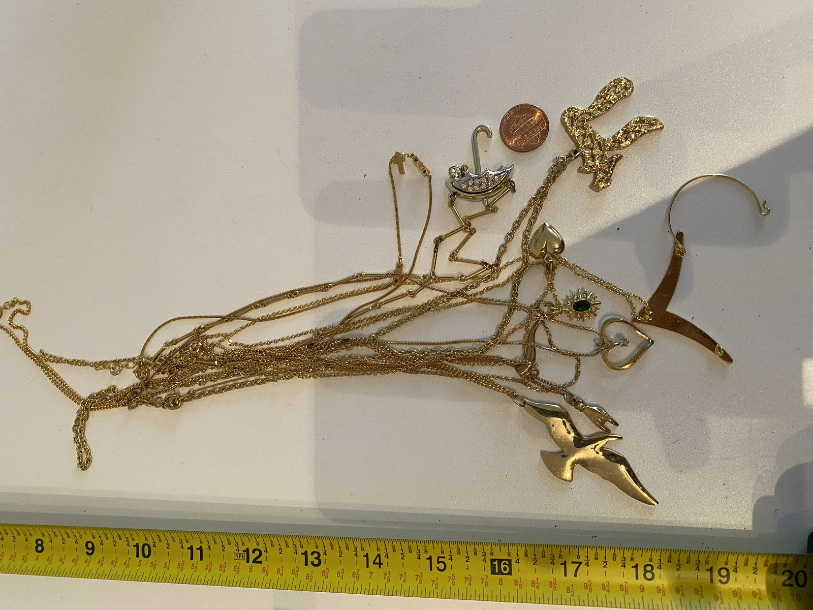 HIGH GRADE LOT OF GOLD NECKLACES: HIGH GRADE LOT OF GOLD NECKLACES. SELLING AS A LOT! ALL FOR ONE MONEY! A GREAT FIND AND AN EXCELLENT ADDITION TO YOUR COLLECTION.