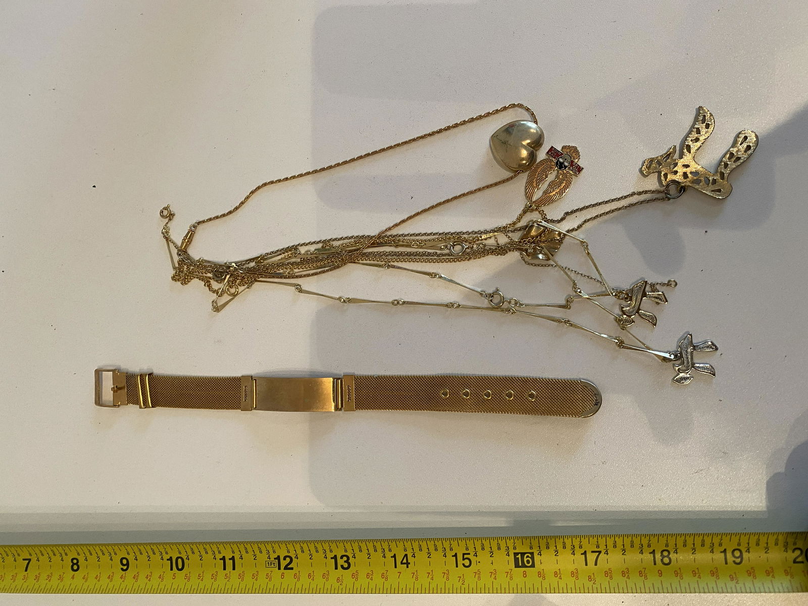 HIGH GRADE LOT OF SILVER GOLD NECKLACES, ETC.: HIGH GRADE LOT OF SILVER GOLD NECKLACES, ETC. A GREAT FIND AND AN EXCELLENT ADDITION TO YOUR COLLECTION.