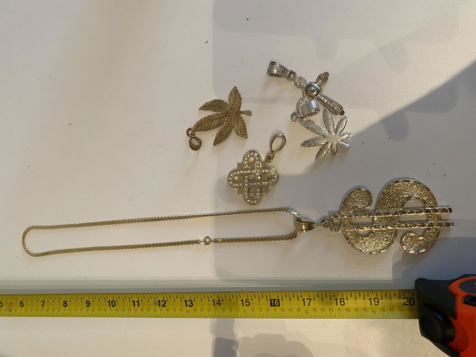 HIGH GRADE LOT OF SILVER/GOLD NECKLACE & PENDANTS (1 of 2)