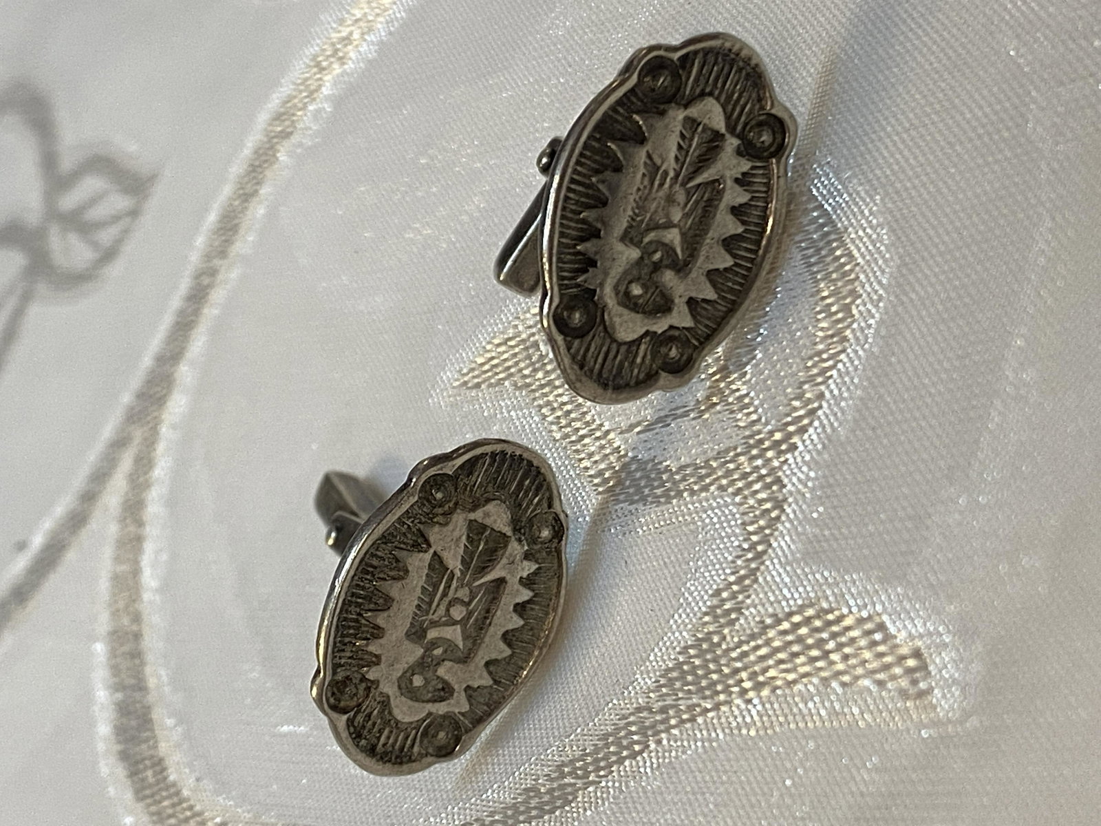 VINTAGE NATIVE AMERICAN NAVAJO STERLING SILVER: VINTAGE NATIVE AMERICAN NAVAJO SILVER CUFFLINKS. IN GOOD OVERALL SHAPE AND CONDITION. A GREAT FIND AND AN EXCELLENT ADDITION TO YOUR COLLECTION.