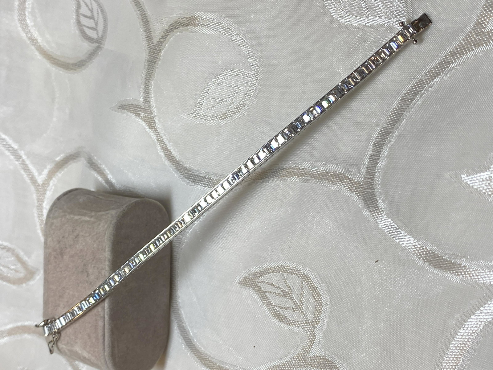 BEAUTIFUL LADIES STERLING SILVER CZ TENNIS BRACELET: BEAUTIFUL LADIES STERLING SILVER CZ TENNIS BRACELET. IN GOOD OVERALL SHAPE AND CONDITION. PLEASE VIEW ALL DETAILED PICTURES. A GREAT FIND AND AN EXCELLENT ADDITION TO YOUR COLLECTION.