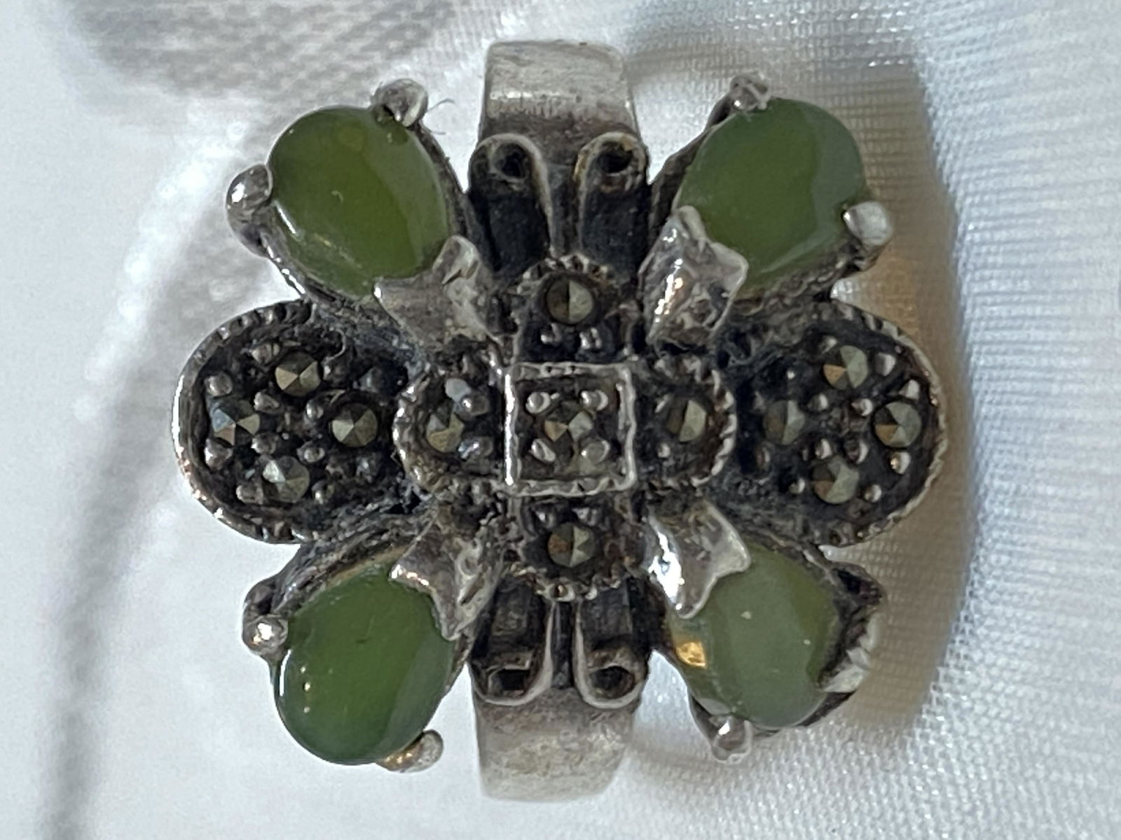 VINTAGE STERLING SILVER LADIES JADE RING (1 of 2)