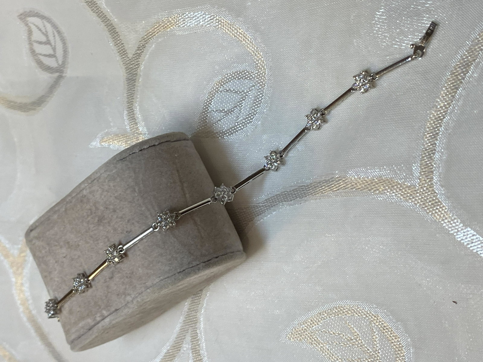 VINTAGE STERLING SILVER CZ FLORAL TENNIS BRACELET: VINTAGE STERLING SILVER CZ FLORAL TENNIS BRACELET. IN GOOD OVERALL SHAPE AND CONDITION. A GREAT FIND AND AN EXCELLENT ADDITION TO YOUR COLLECTION.