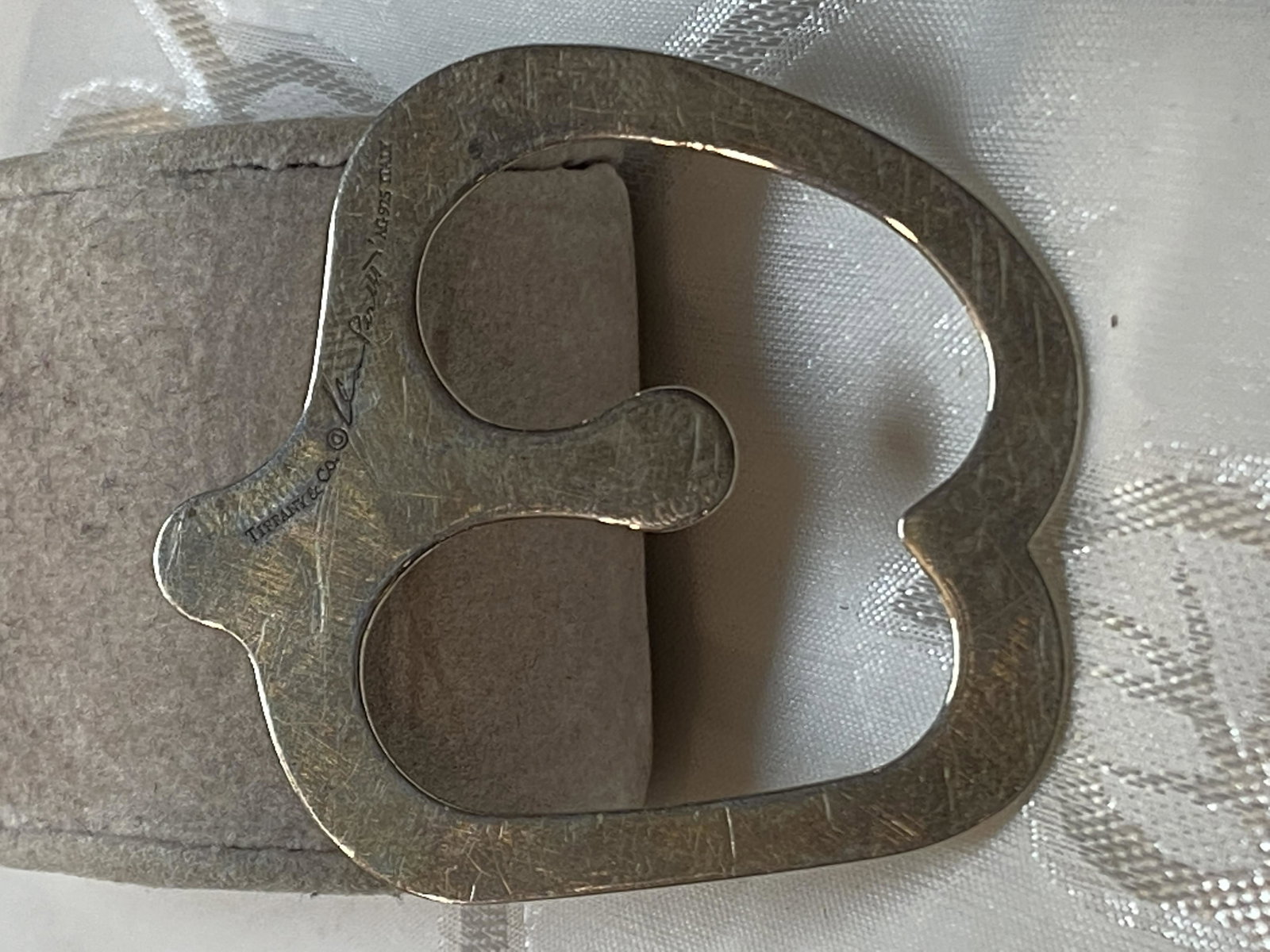 TIFFANY & CO. ELSA PERETTI STERLING SILVER APPLE: TIFFANY & CO. ELSA PERETTI STERLING SILVER APPLE BOOKMARK. IN MINT OVERALL SHAPE AND CONDITION. A GREAT FIND AND AN EXCELLENT ADDITION TO YOUR COLLECTION.