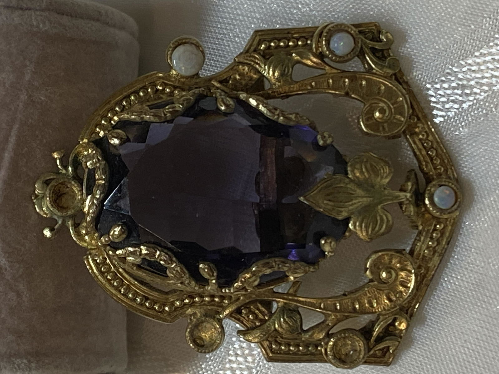 VICTORIAN AMETHYST GOLD BROOCH (1 of 2)