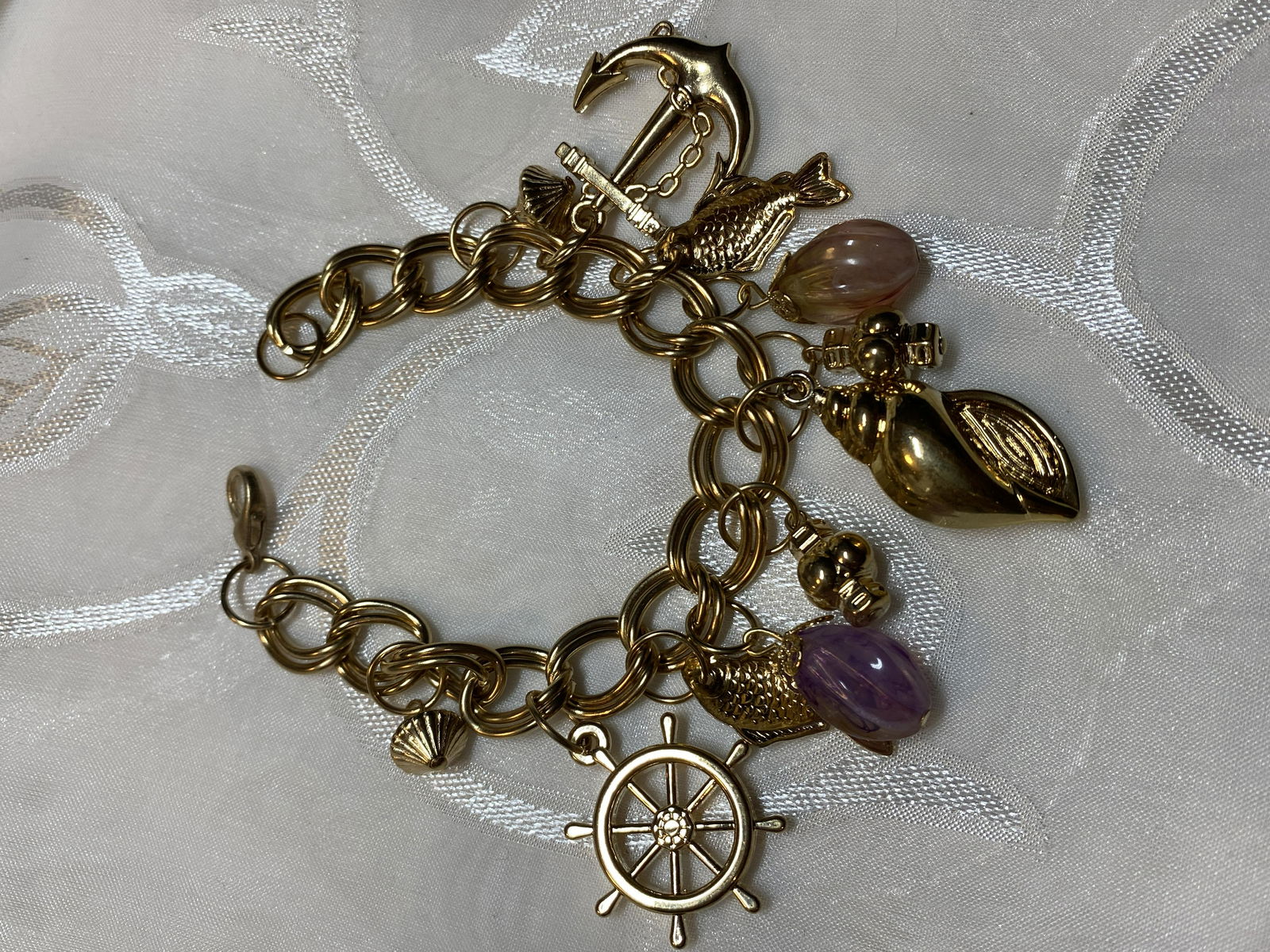 VINTAGE GOLD COLLECTIBLE CHARM BRACELET (1 of 3)