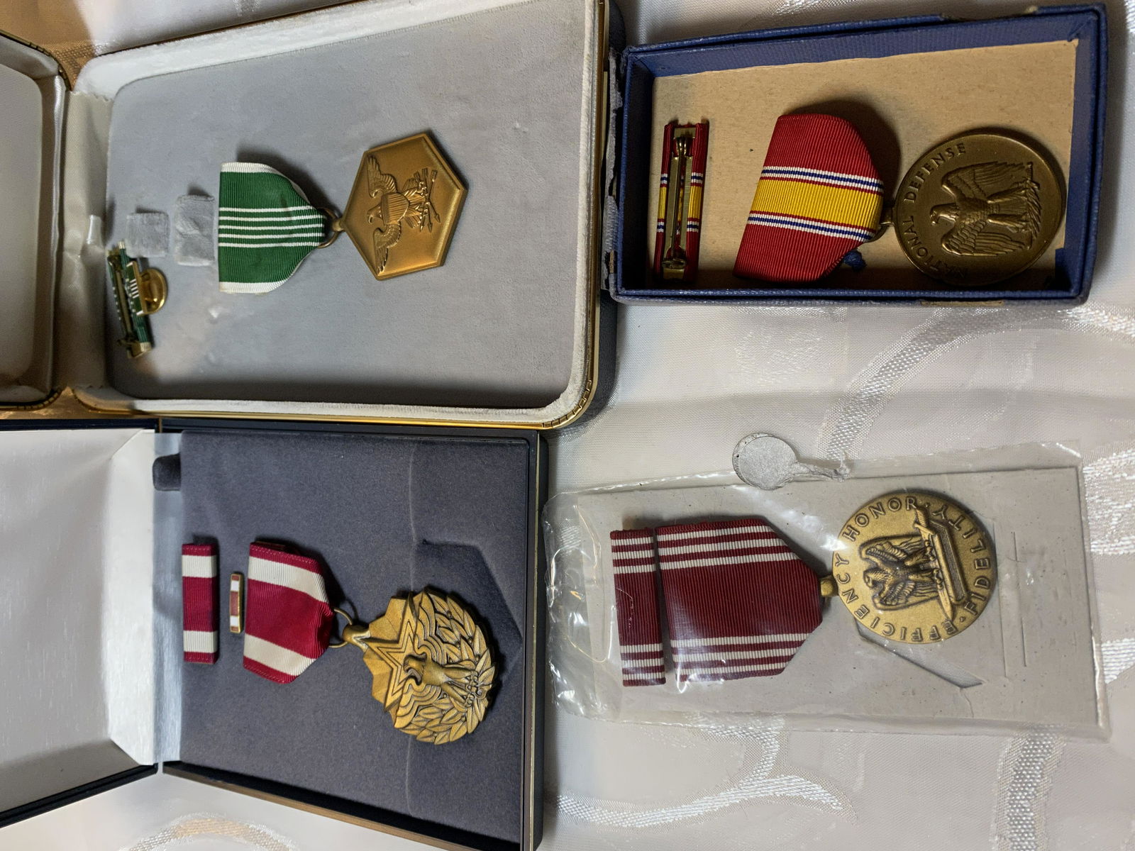 LOT OF (4) MILITARY POST WW2 PINS (1 of 4)