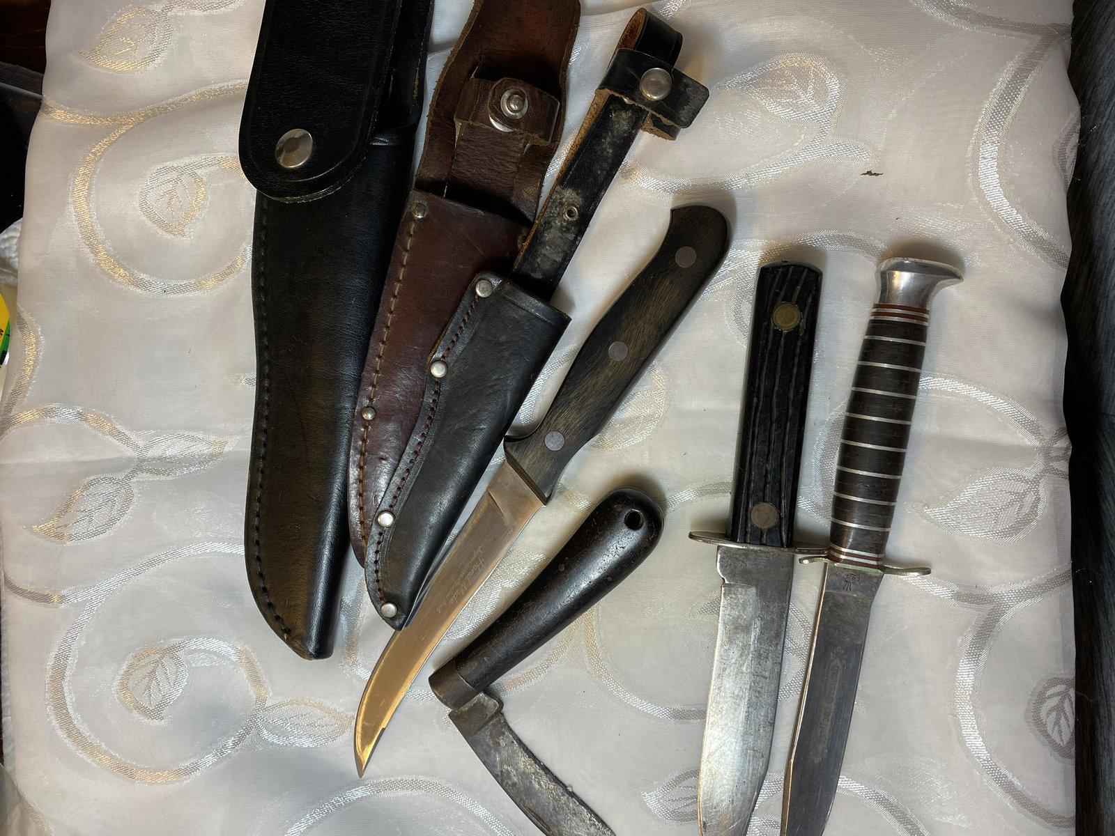 COLLECTION LOT OF FIXED BLADE & POCKET KNIVES (1 of 4)