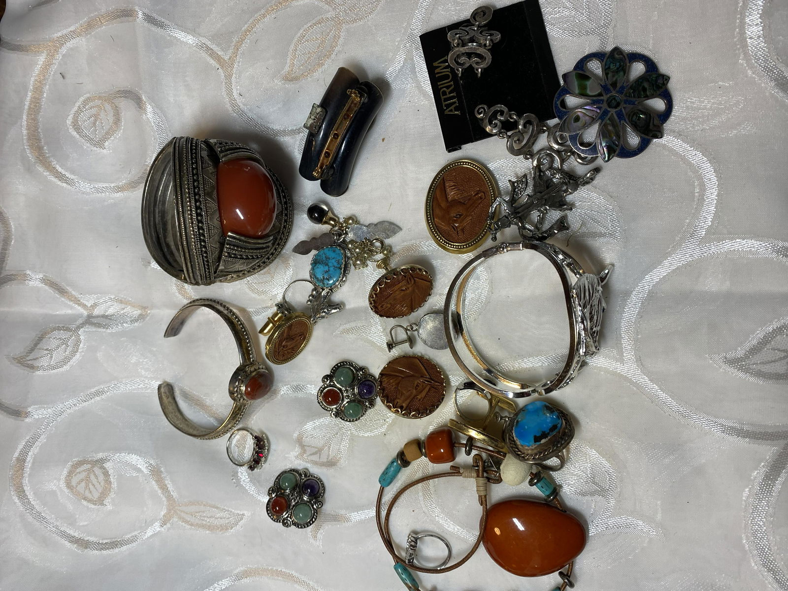 UNSEARCHED LOT OF VINTAGE NATIVE AMERICAN STYLE JEWELRY (1 of 3)