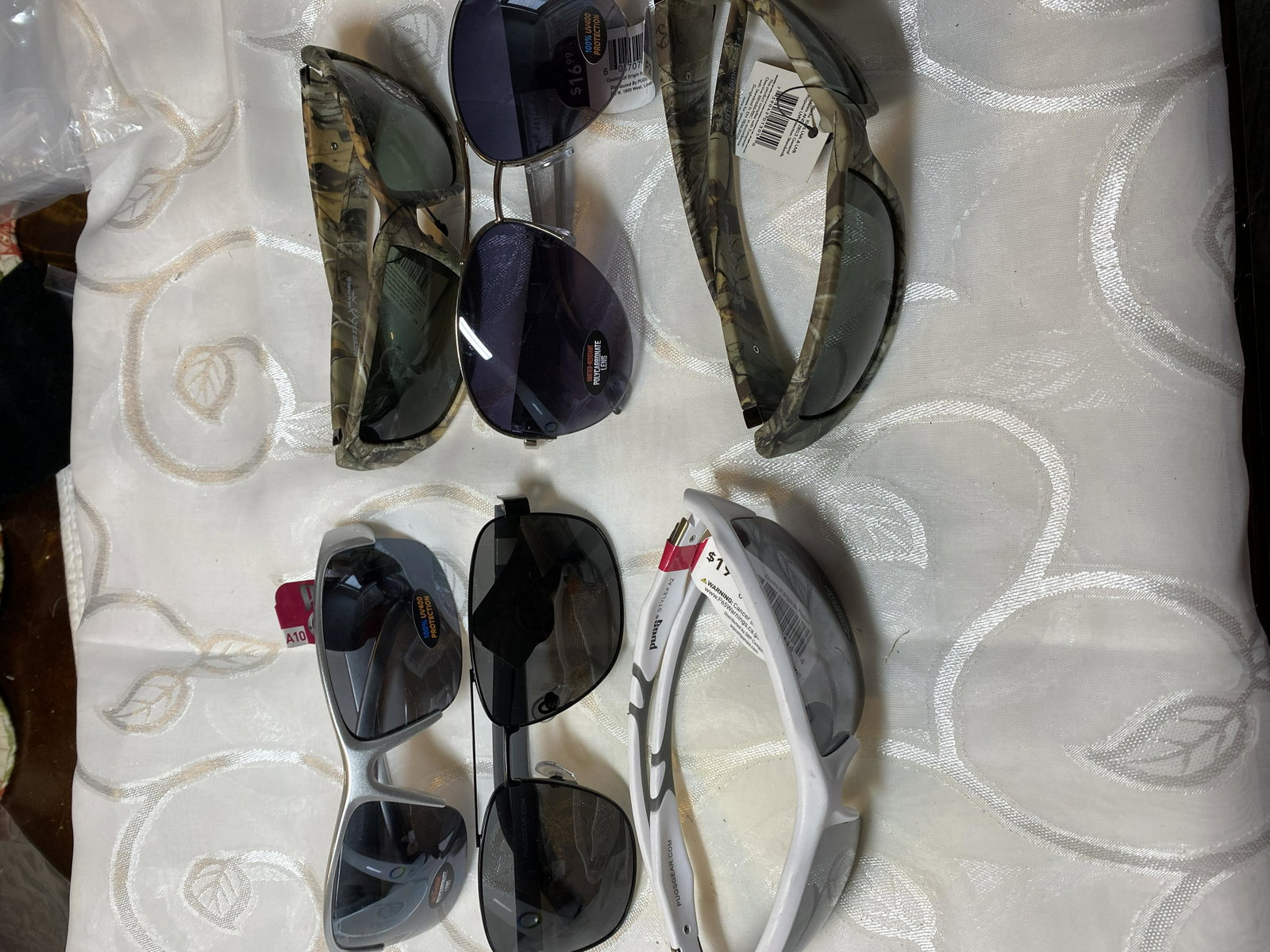 LOT OF (6) UNISEX SUNGLASSES: LOT OF (6) UNISEX SUNGLASSES. SELLING AS A LOT! ALL FOR ONE MONEY!